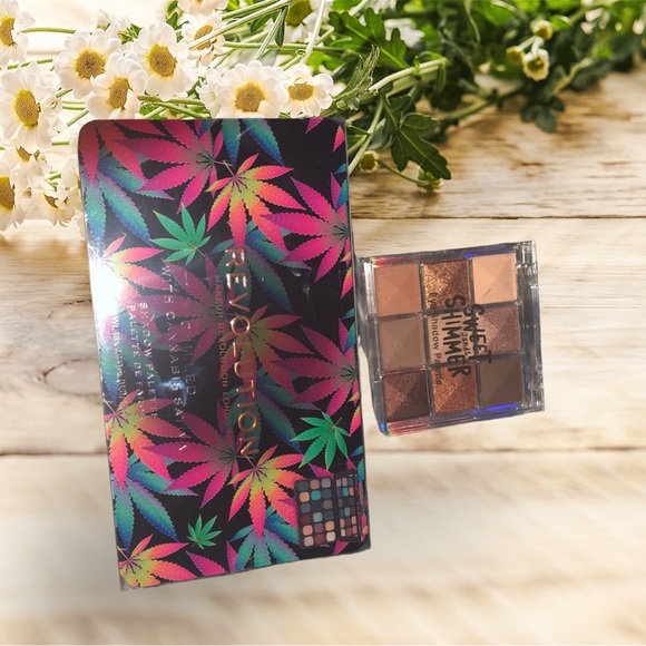 Revolution Other - A set of 2 makeup shadow palettes - Revolution